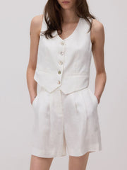 Gina compleu vesta și pantaloni scurți