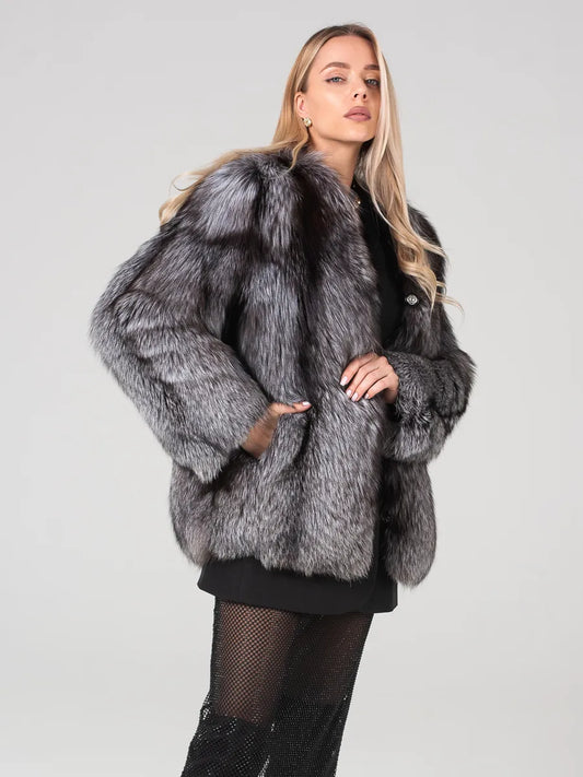Manteau court Irina en fourrure de renard argenté naturelle avec un col en V