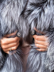 Isabela Haină scurtă din blană naturală de vulpe argintie cu guler englezesc