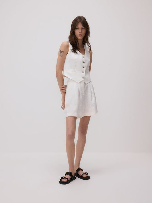 Gina compleu vesta și pantaloni scurți