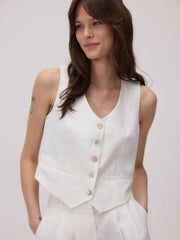 Gina compleu vesta și pantaloni scurți