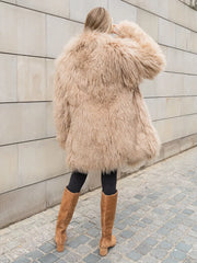 Manteau Elena en fourrure de mouton mongol naturel avec col anglais. Longueur : 80 cm