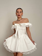 Ava rochie pe umeri cu dantelă