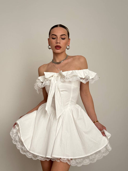 Ava rochie pe umeri cu dantelă