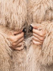 Manteau Elena en fourrure de mouton mongol naturel avec col anglais. Longueur : 80 cm