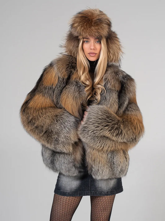 Manteau court Irina en fourrure de renard argenté naturelle avec un col en V