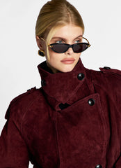 Trench-coat Aleona en daim bordeaux. Longueur : 120 cm