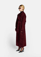 Trench-coat Aleona en daim bordeaux. Longueur : 120 cm