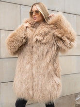 Manteau Elena en fourrure de mouton mongol naturel avec col anglais. Longueur : 80 cm