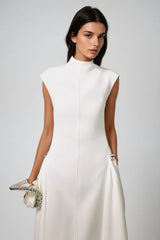 Robe blanche asymétrique à col montant