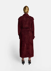 Trench-coat Aleona en daim bordeaux. Longueur : 120 cm