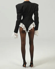 Ilony Sacou pe talie cu detalii din dantela alba