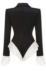 Ilony Sacou pe talie cu detalii din dantela alba