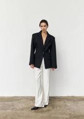 Jessy Sacou cu un nasture ajustat in talie