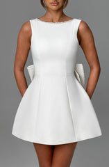 Robe courte et élégante Dianne avec un nœud dans le dos