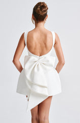 Robe courte et élégante Dianne avec un nœud dans le dos