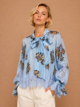 Alma – Bluză Florală cu Fundă și Dantelă