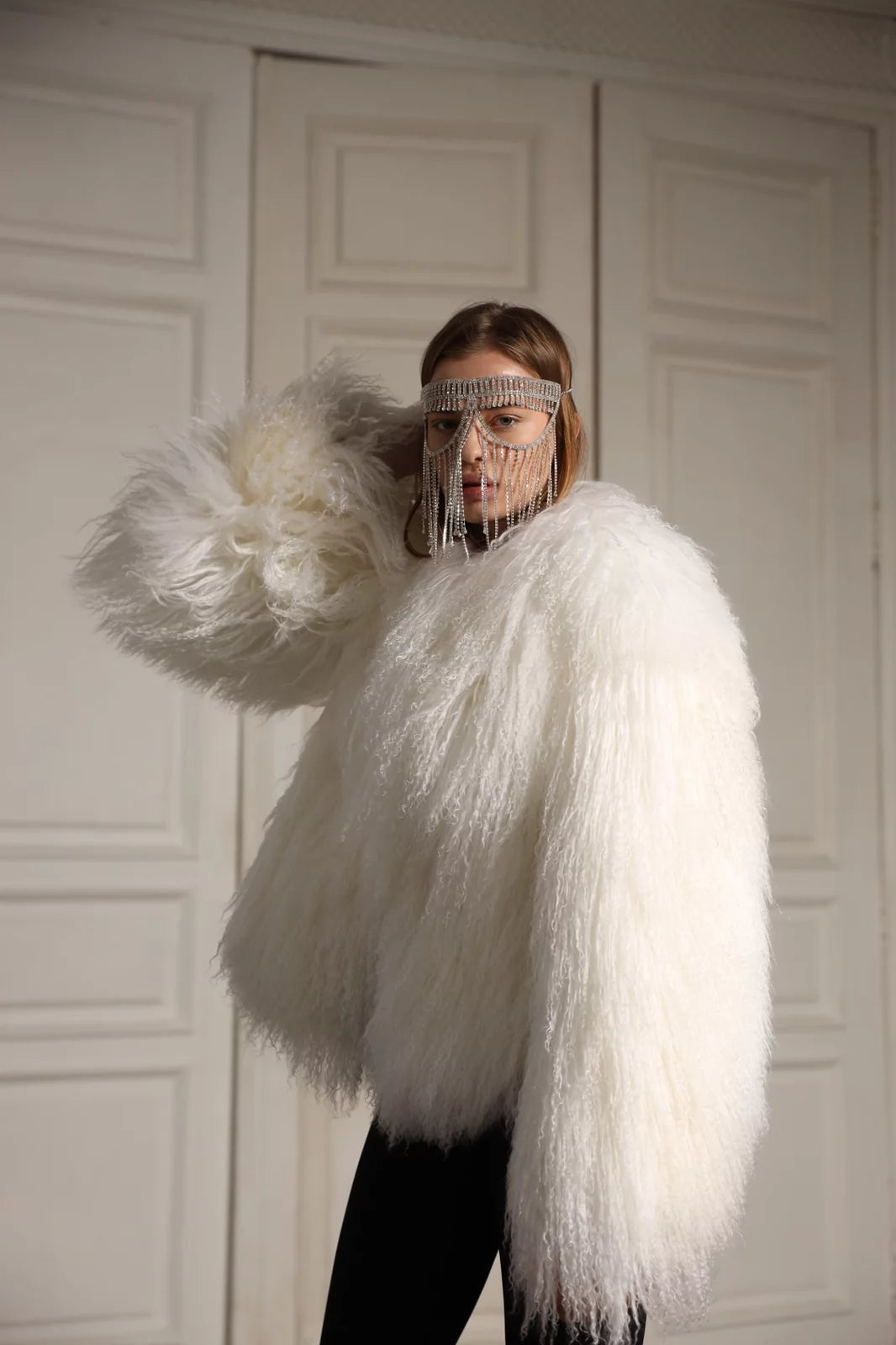 Mongolian Fur in White. Blana din oaie mongoleza sau miel tibetan cu guler clasic. Lungime 60cm KALINKA FURS