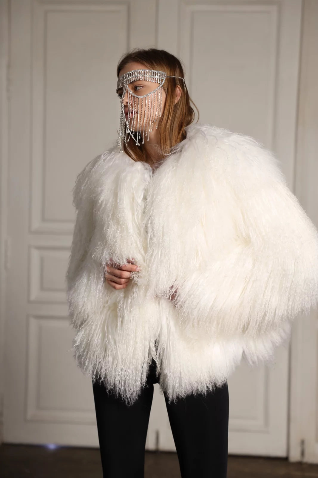 Mongolian Fur in White. Blana din oaie mongoleza sau miel tibetan cu guler clasic. Lungime 60cm KALINKA FURS