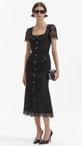 Rochie neagră, cu mânecă scurtă de lungime midi din dantelă KALINKA FURS