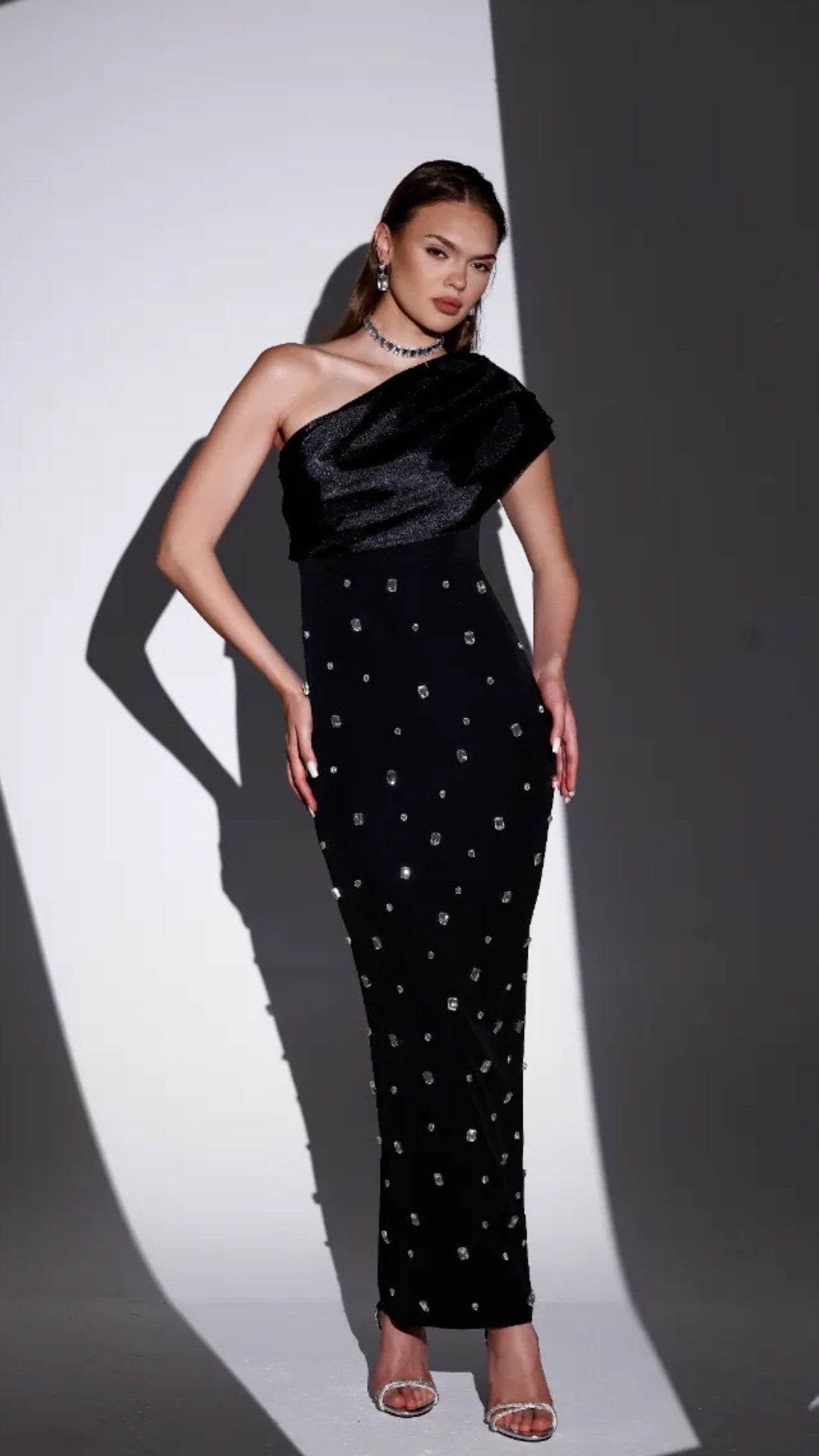 Rochie neagră Midi Crystal Stone pe un umăr KALINKA FURS