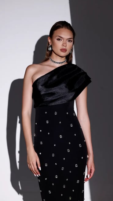 Rochie neagră Midi Crystal Stone pe un umăr KALINKA FURS
