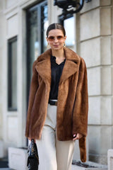 Manteau Irma Velvet en vison naturel, coupe droite, col anglais et cordon de serrage