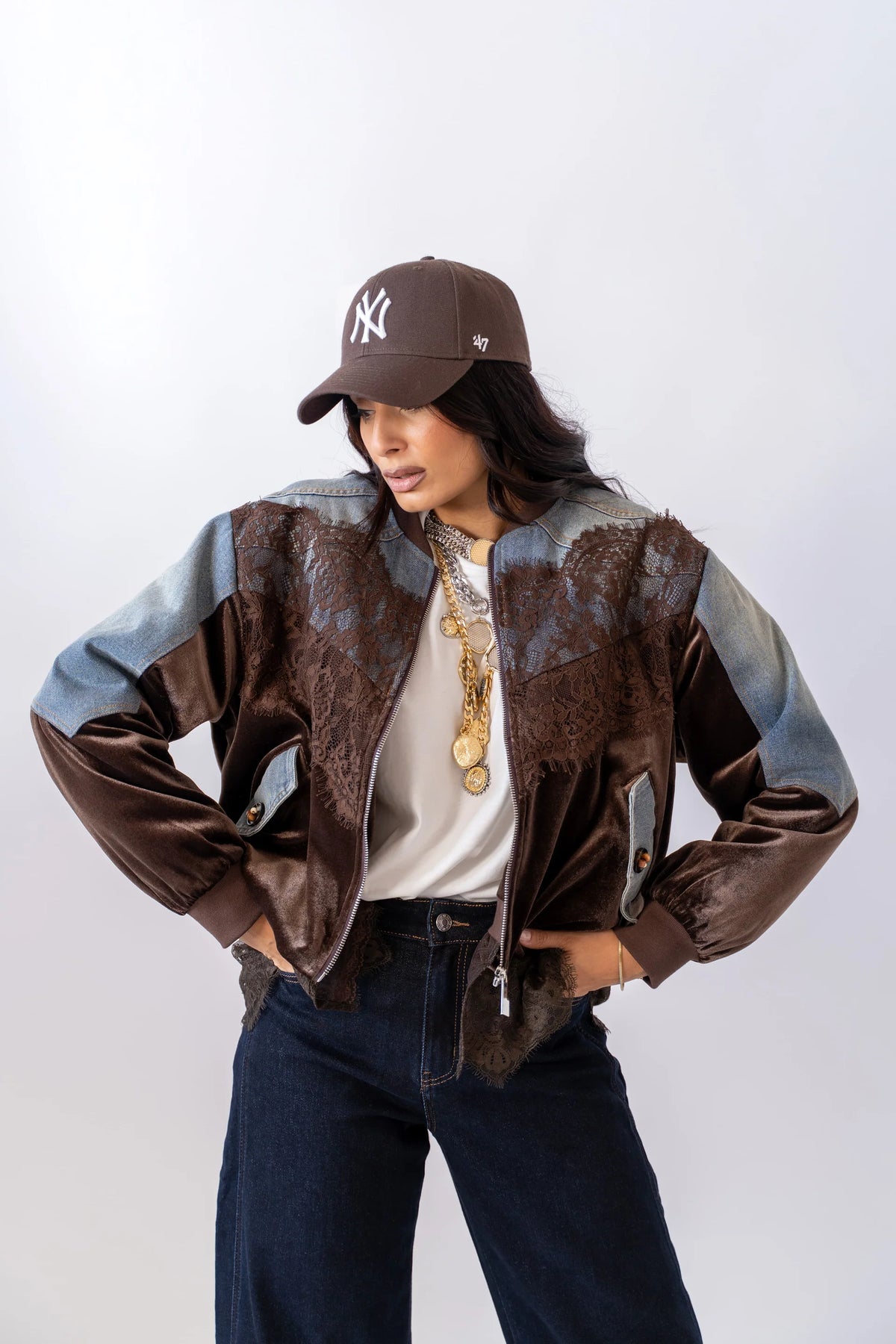 Jacheta din denim cu detalii din velour și dantelă