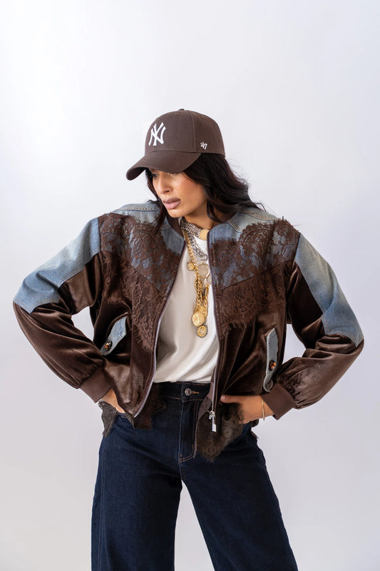 Jacheta din denim cu detalii din velour și dantelă