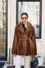 Manteau Irma Velvet en vison naturel, coupe droite, col anglais et cordon de serrage