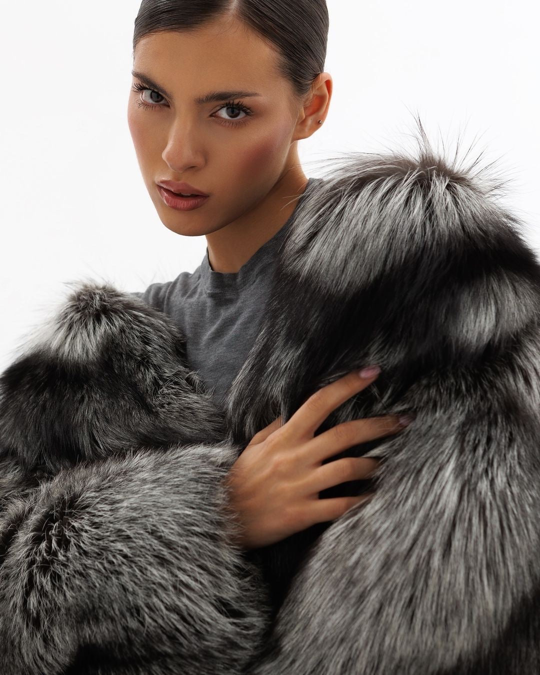 Silver fox fur coat. Blana naturala din vulpe argintie