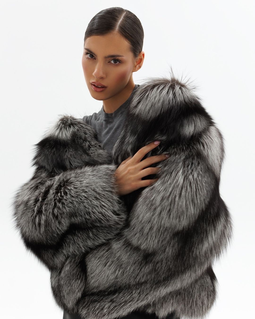 Silver fox fur coat. Blana naturala din vulpe argintie