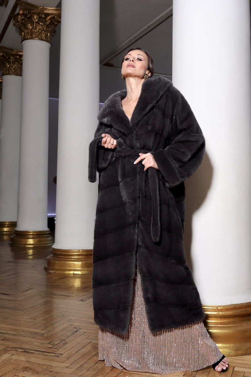 Natural mink fur coat. Blana naturala din vizon