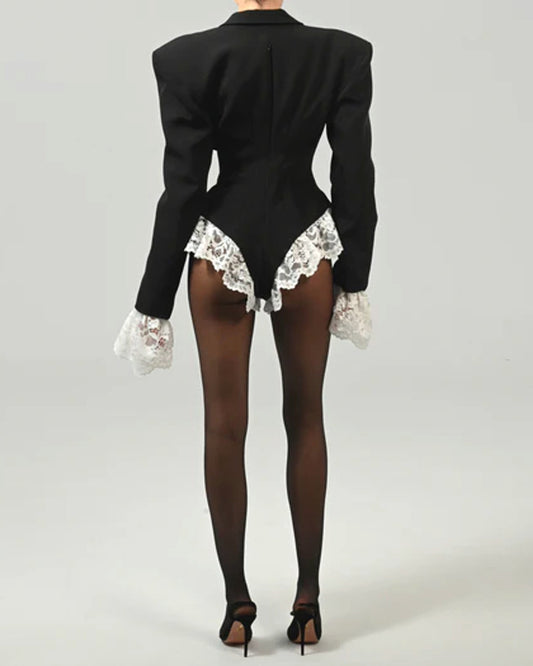 Ilony Sacou pe talie cu detalii din dantela alba