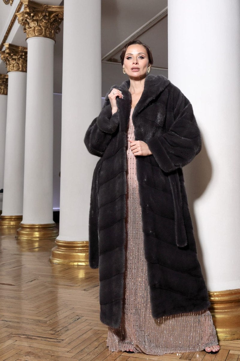 Natural mink fur coat. Blana naturala din vizon