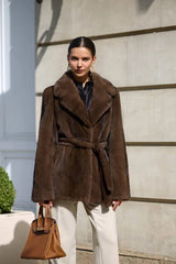 Manteau Agira Velvet en vison naturel, coupe droite, col anglais et cordon de serrage