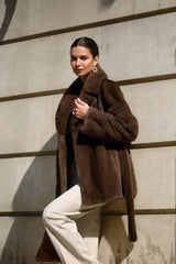 Manteau Agira Velvet en vison naturel, coupe droite, col anglais et cordon de serrage