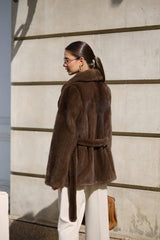 Manteau Agira Velvet en vison naturel, coupe droite, col anglais et cordon de serrage