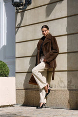 Manteau Agira Velvet en vison naturel, coupe droite, col anglais et cordon de serrage