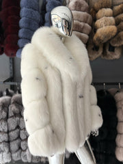 Jacheta din blana naturala de vulpe polara, in fasii orizontale