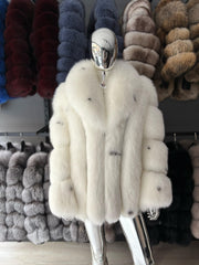 Jacheta din blana naturala de vulpe polara, in fasii orizontale