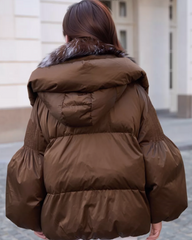Jachetă calduroasa din puf de gasca. Cu glugă și blană naturală KALINKA FURS
