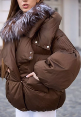 Jachetă calduroasa din puf de gasca. Cu glugă și blană naturală KALINKA FURS