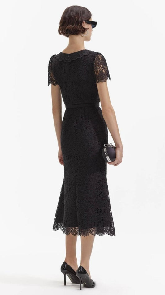 Rochie neagră, cu mânecă scurtă de lungime midi din dantelă KALINKA FURS