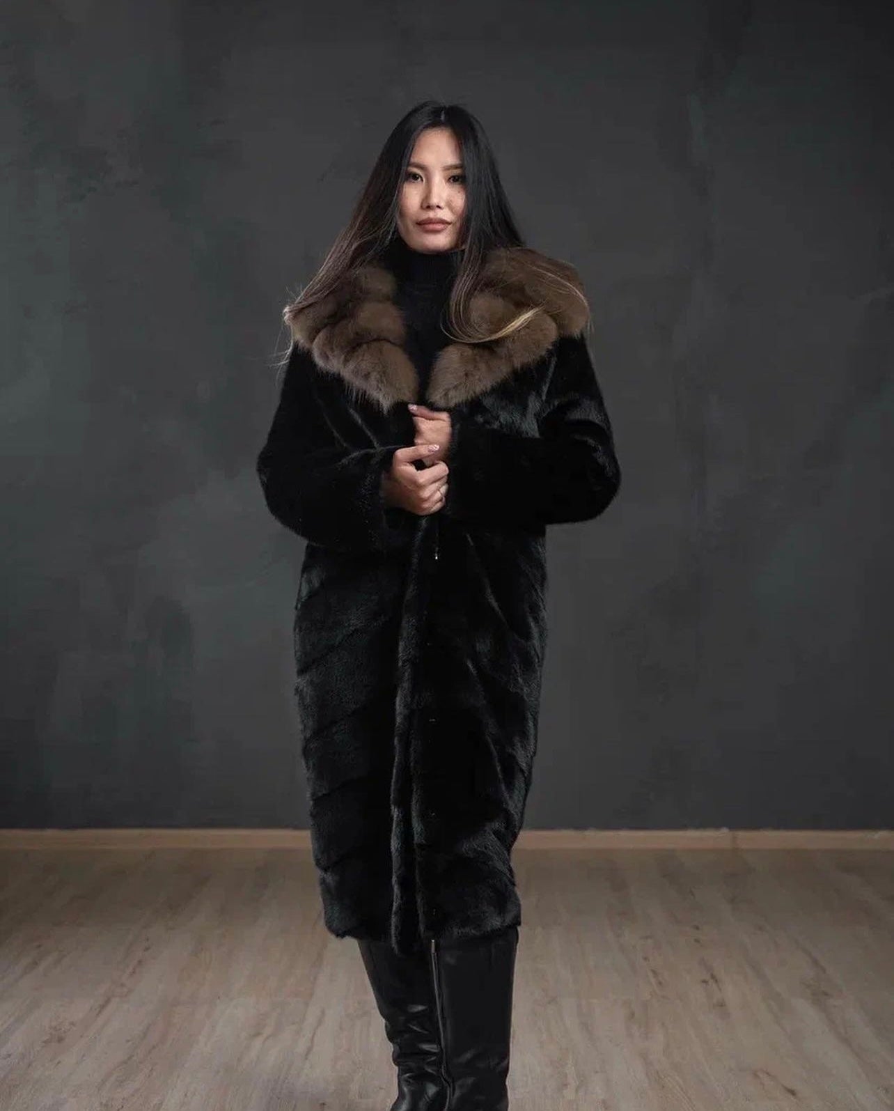 Natural Mink Fur Coat with Sable Collar. Haina din blana naturala de vizon cu gluga de zibelina.