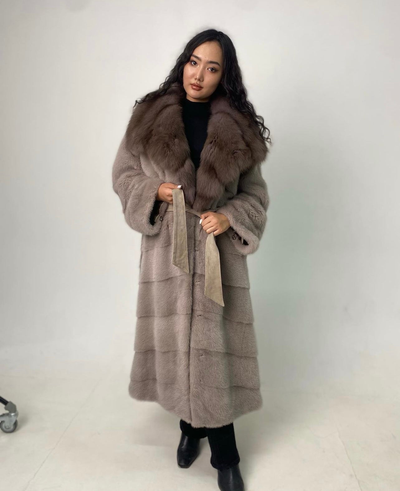 Natural Mink Fur Coat with Sable Collar. Haina din blana naturala de vizon cu zibelina.