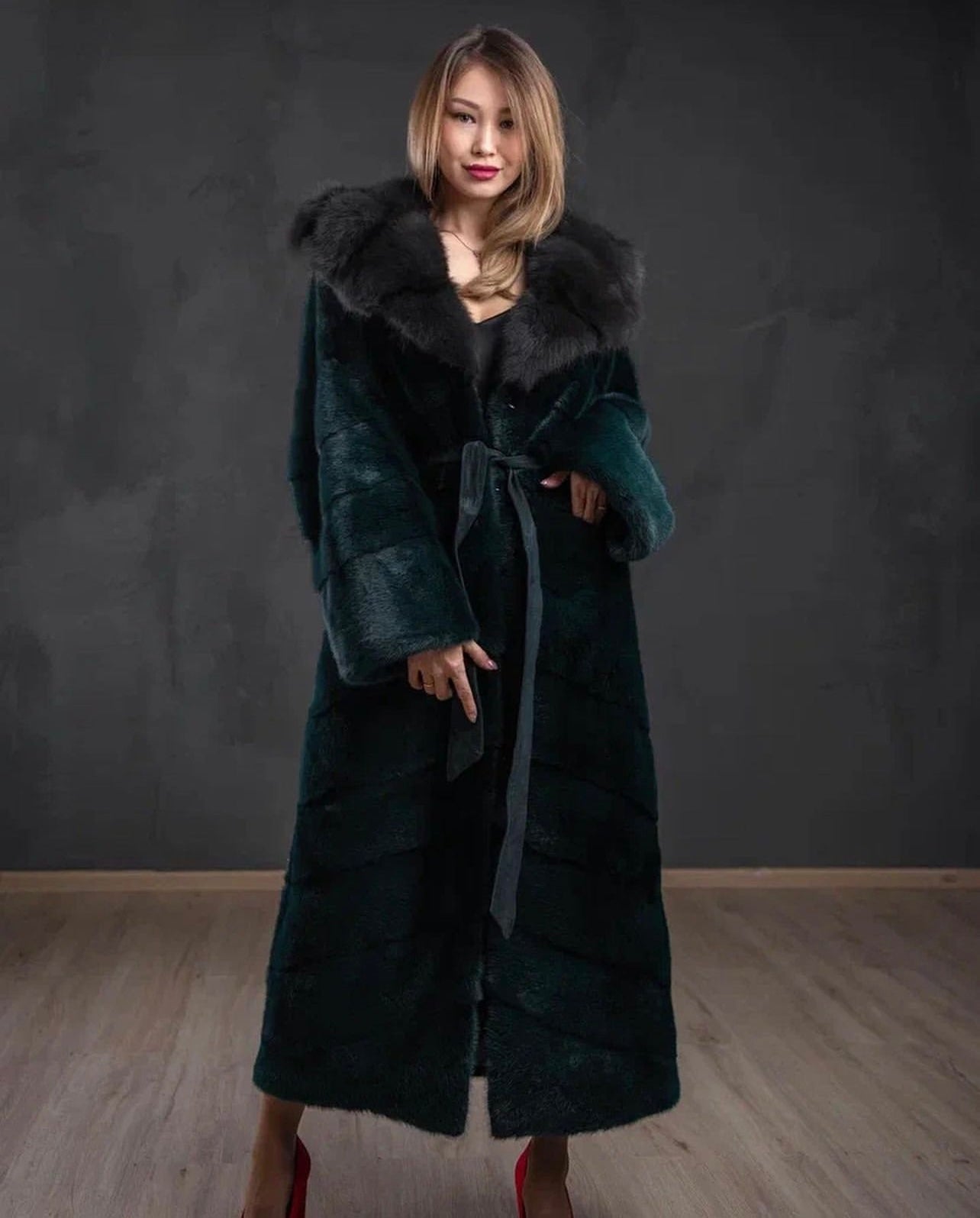Natural Mink Fur Coat with Sable Collar. Haina din blana naturala de vizon cu zibelina. KALINKA FURS